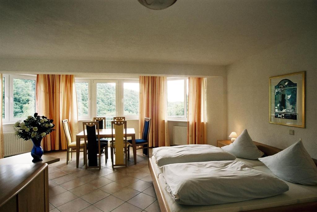 Hotel Zur Engelsburg Hausen-Wied Room photo